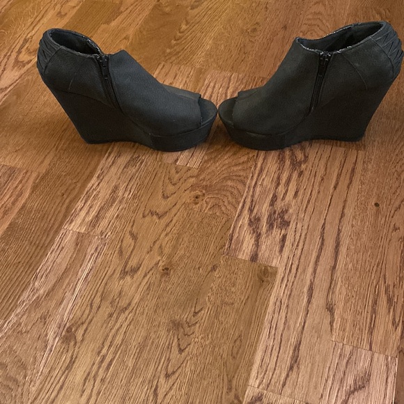 Charlotte Russe Peep Toe Platform Wedges - Picture 4 of 9